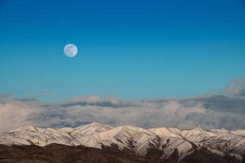 NBA西蒙斯快攻2打1不投篮乱传球主场球评摇头：该出手了啦